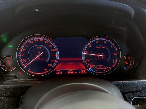 BMW 330i 11 of 17