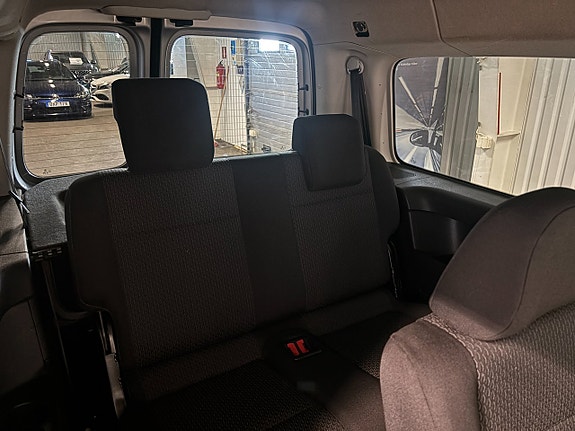 Volkswagen Caddy Maxi 11 of 16