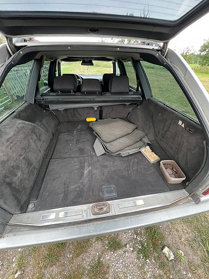 Mercedes-Benz 300 E 8 of 10