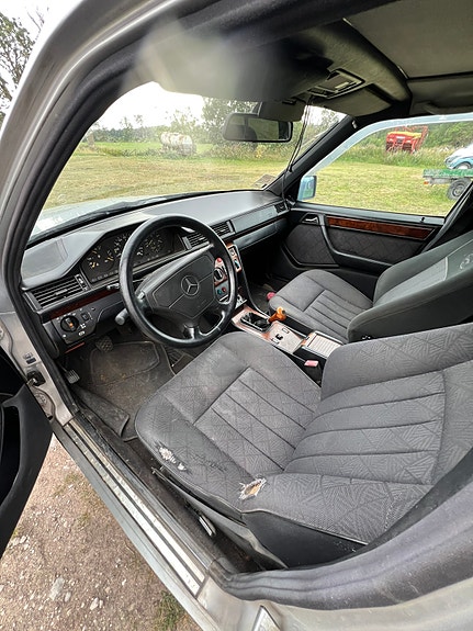 Mercedes-Benz 300 E 2 of 10