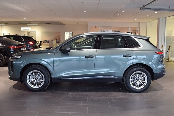 Audi Q3 2 of 10