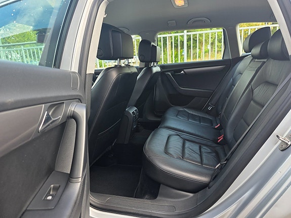 Volkswagen Passat 12 of 15