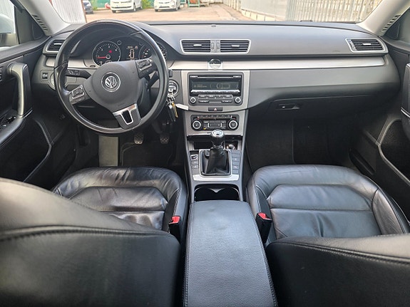 Volkswagen Passat 9 of 15