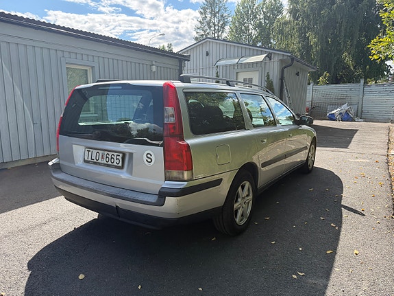Volvo V70 2 of 7