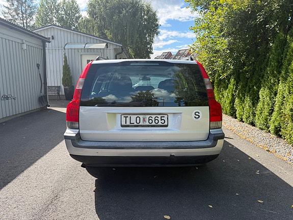 Volvo V70 3 of 7