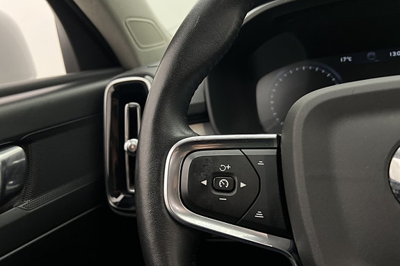 Volvo XC40 17 of 27