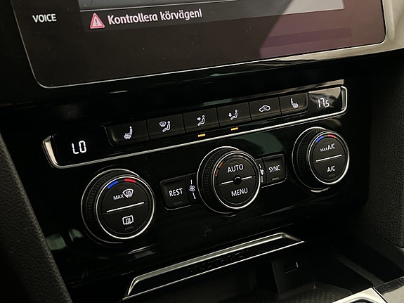 Volkswagen Passat Alltrack 24 of 30