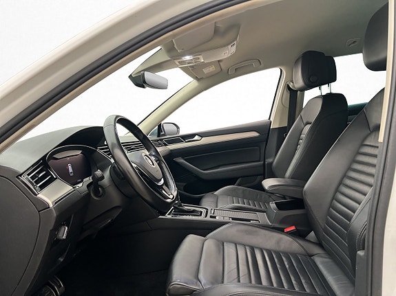 Volkswagen Passat Alltrack 13 of 30