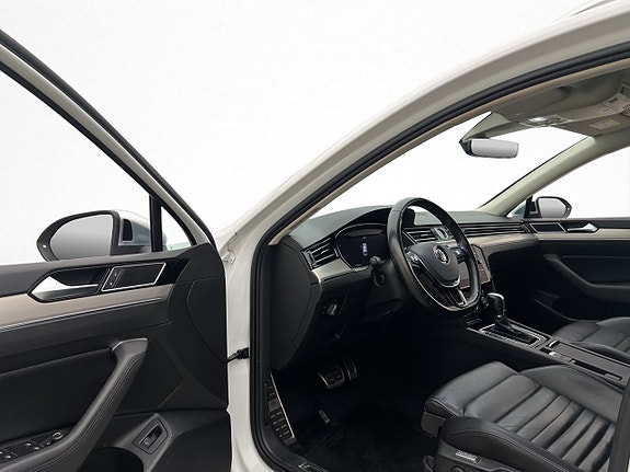 Volkswagen Passat Alltrack 12 of 30