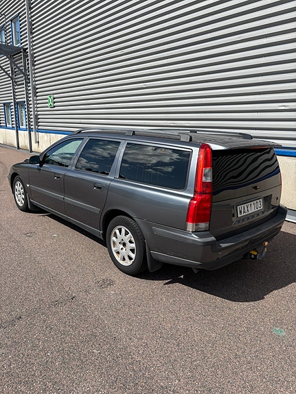 Volvo V70 2 of 6