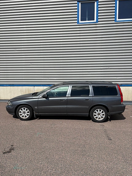 Volvo V70 3 of 6