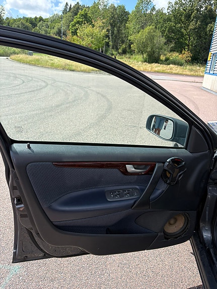 Volvo V70 4 of 6