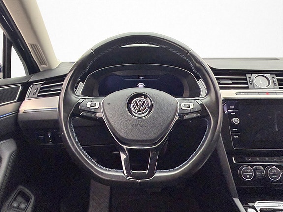 Volkswagen Passat 14 of 30