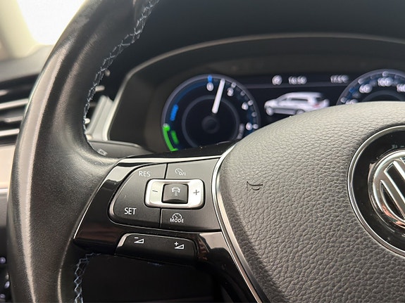 Volkswagen Passat 19 of 30