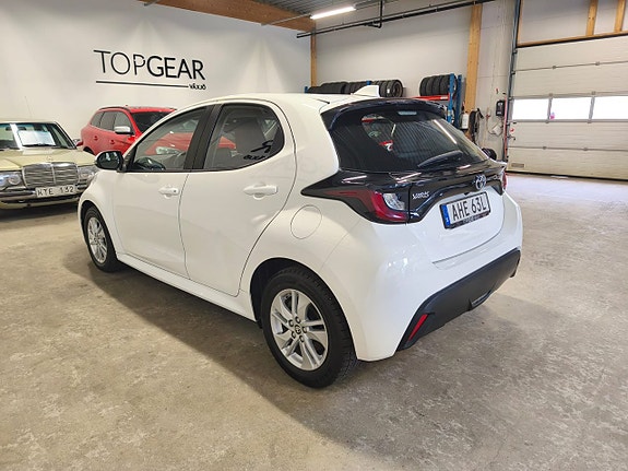 Toyota Yaris 4 of 18