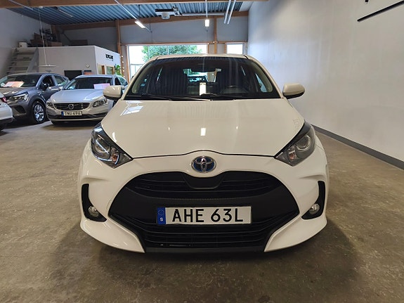Toyota Yaris 2 of 18