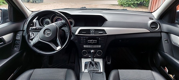 Mercedes-Benz C220 4 of 5