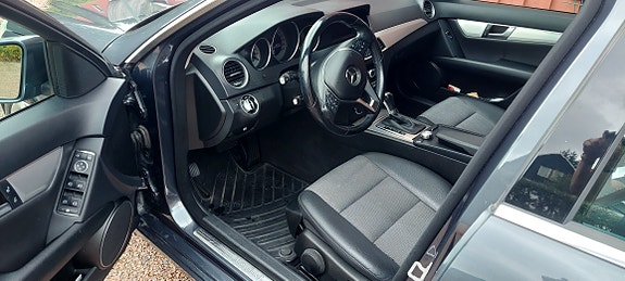 Mercedes-Benz C220 5 of 5