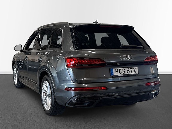 Audi Q7 2 of 12