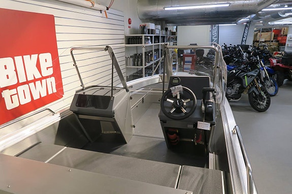 Buster M2 med Yamaha F40 Utförsäljning av visnings ex! 3 of 5