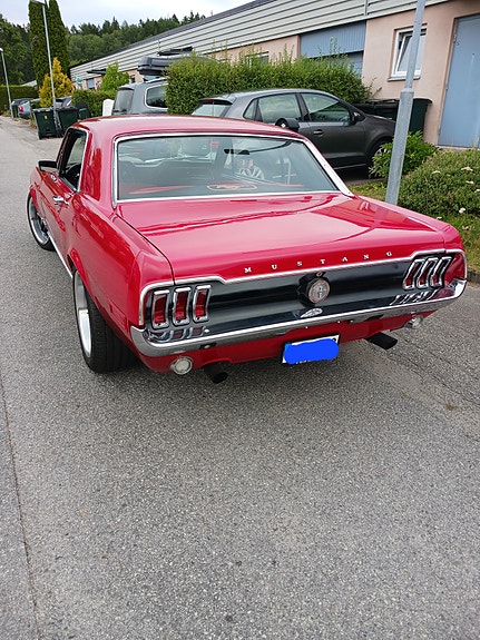 Ford Mustang 2 of 5