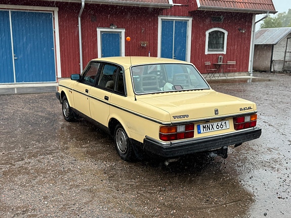 Volvo 240 3 of 7