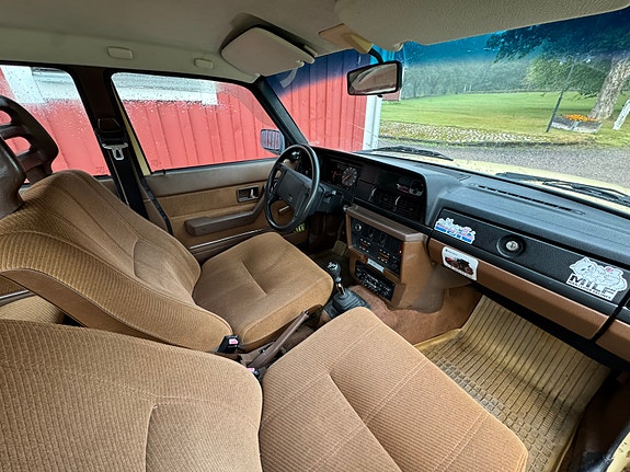 Volvo 240 4 of 7