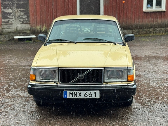 Volvo 240 2 of 7