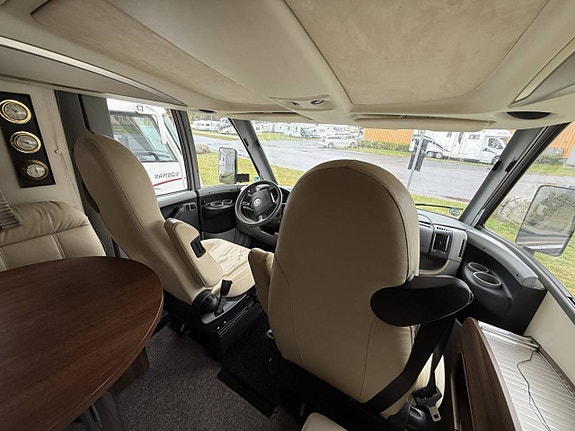 Burstner I900 - Välutrustad, queensbed och vitt skinn 9 of 11