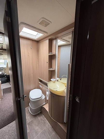 Burstner I900 - Välutrustad, queensbed och vitt skinn 4 of 11