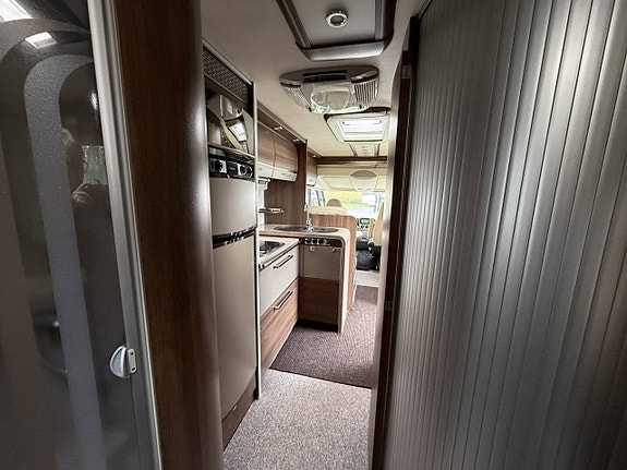 Burstner I900 - Välutrustad, queensbed och vitt skinn 6 of 11