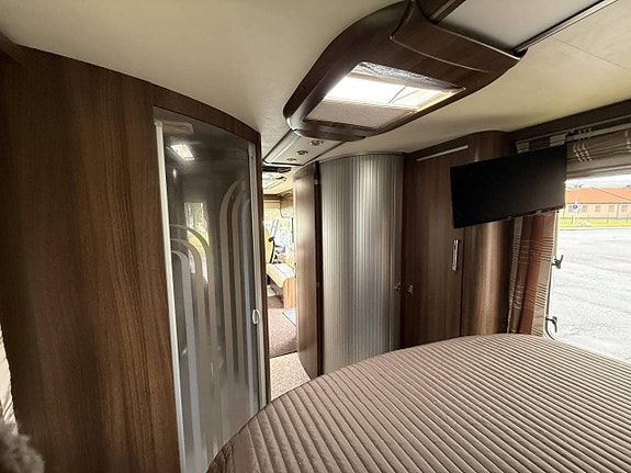 Burstner I900 - Välutrustad, queensbed och vitt skinn 3 of 11