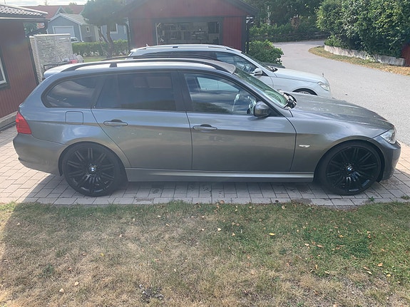 BMW 320d 3 of 5