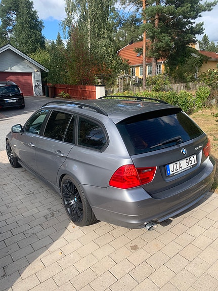 BMW 320d 4 of 5