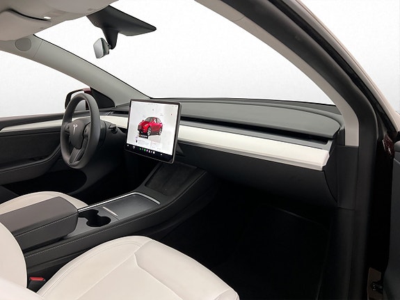 Tesla Model Y 23 of 30