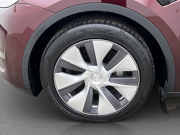Tesla Model Y 29 of 30