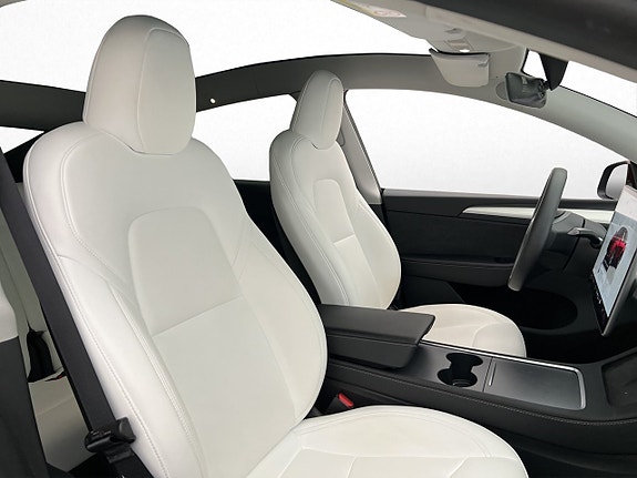 Tesla Model Y 24 of 30