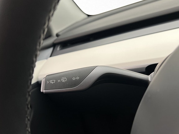 Tesla Model Y 27 of 30
