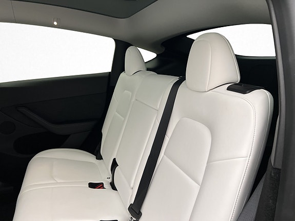 Tesla Model Y 25 of 30