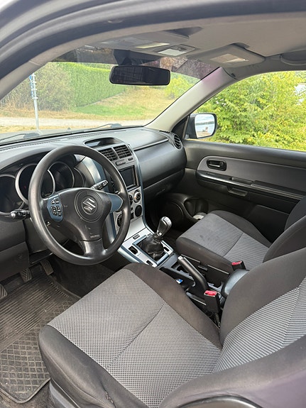 Suzuki Grand Vitara 5 of 9