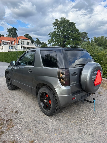 Suzuki Grand Vitara 2 of 9