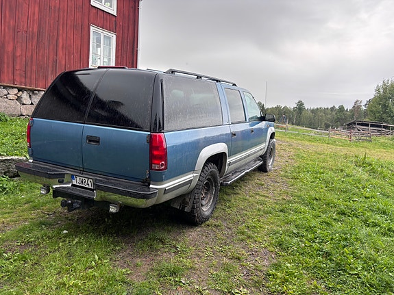Chevrolet Suburban 3 of 5