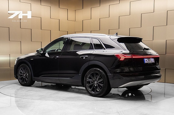 Audi e-tron 3 of 20