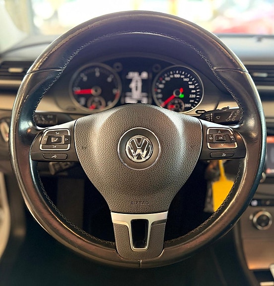 Volkswagen Passat 12 of 13
