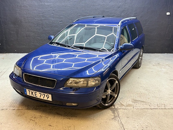 Volvo V70 2 of 17