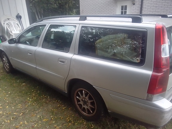 Volvo V70 2 of 3