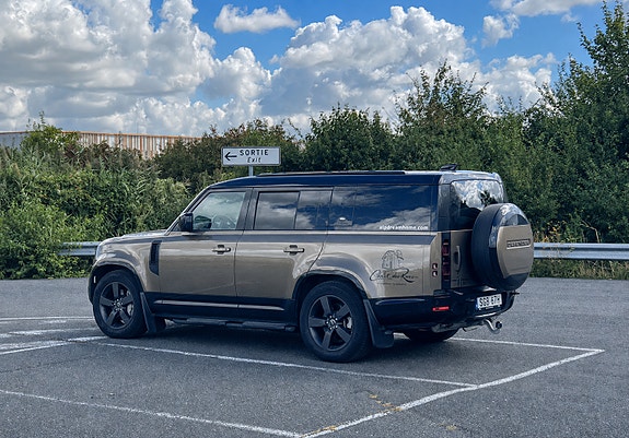 Land Rover Defender 130 3 of 15