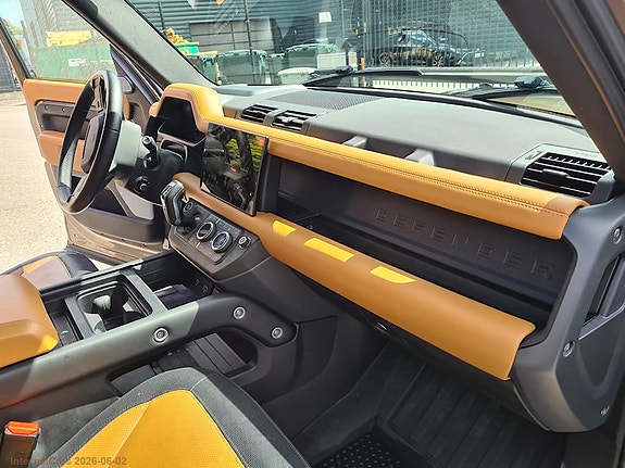 Land Rover Defender 130 11 of 15
