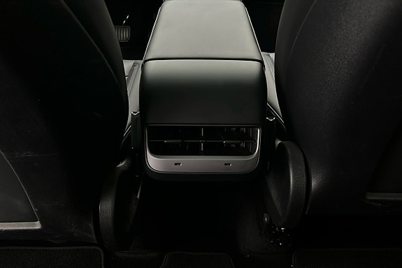 Tesla Model Y 22 of 25