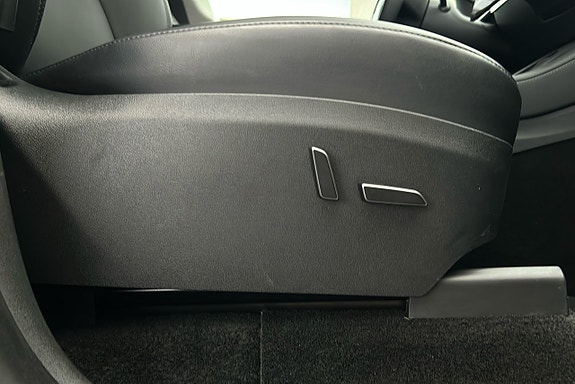 Tesla Model Y 16 of 25